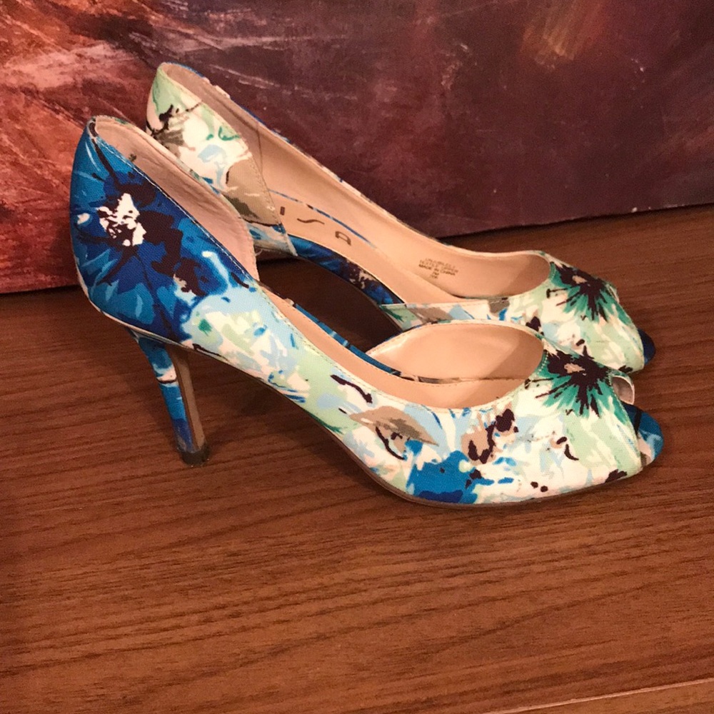 Multi colored heels. - Picture 3 of 7